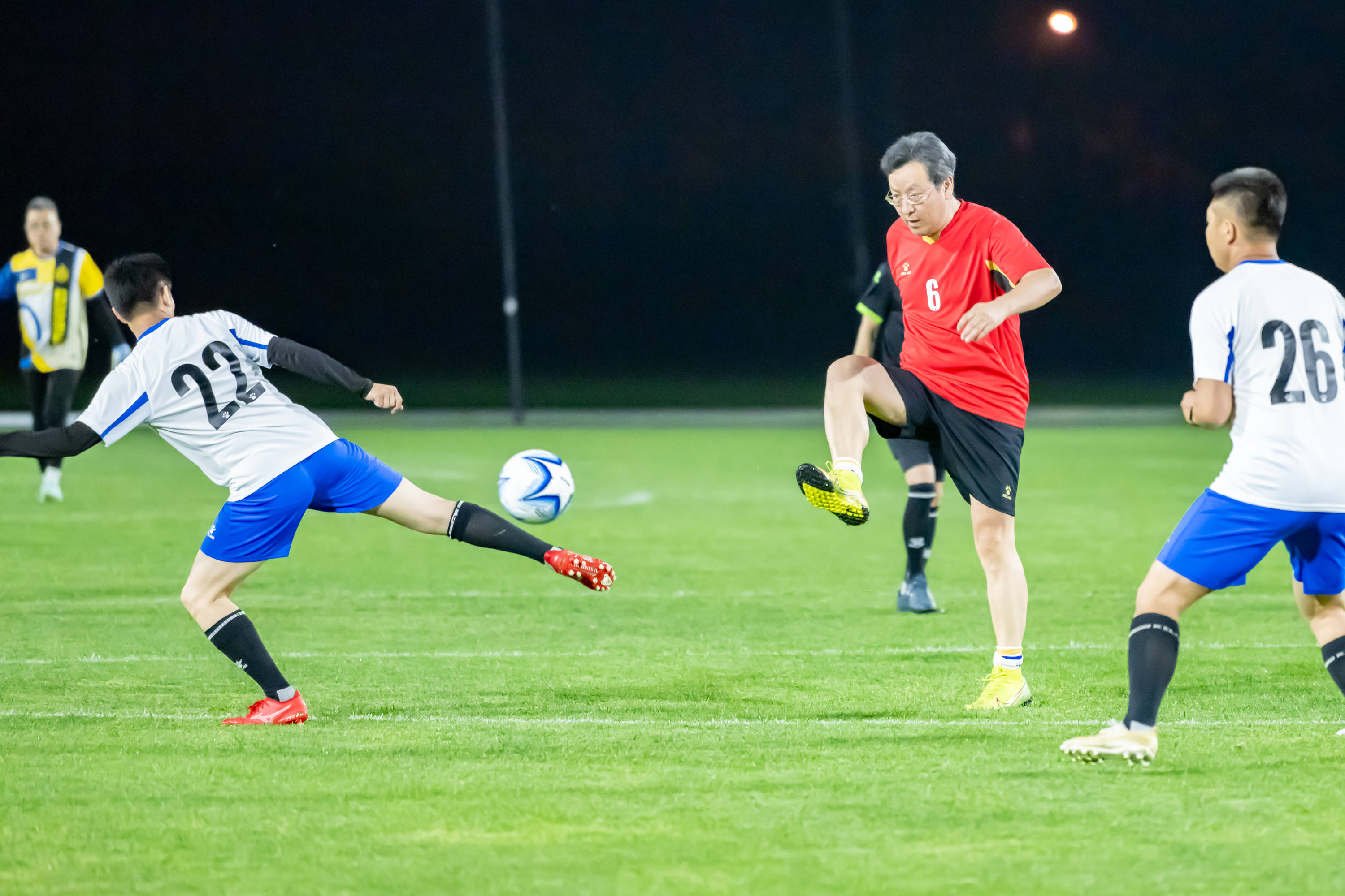 本文聚焦其 本文聚焦其